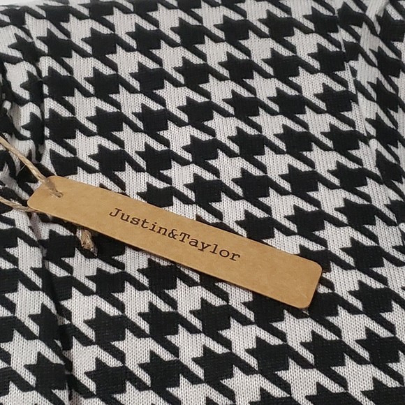 justin&taylor Infinity Scarf Houndstooth Black & White Burgandy Justin & Taylor - Picture 5 of 16